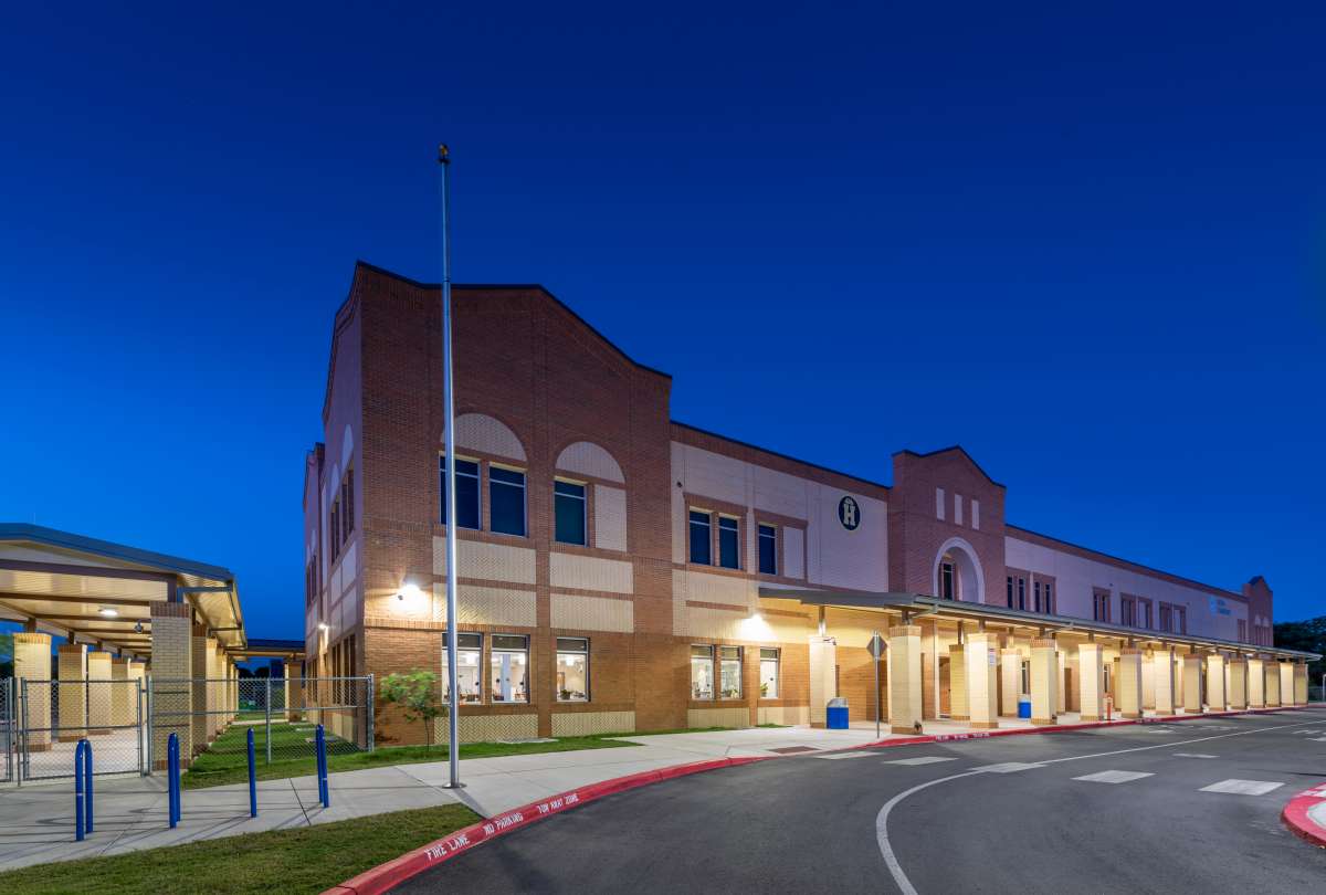 A large building with lights on the outside.